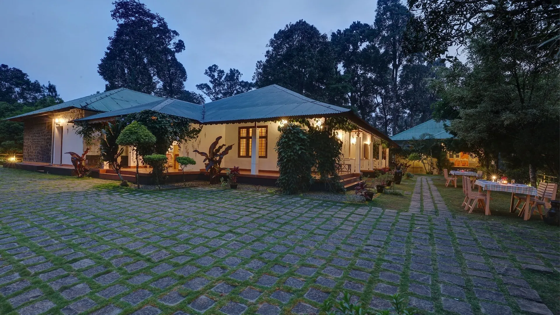 Dew Drops Farm Resorts Adimaly